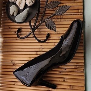Patent leather pumps.Size6. 3 inch heel. Predictions comfort plus